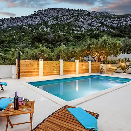 Cozy In With Swimming Pool Apartman *